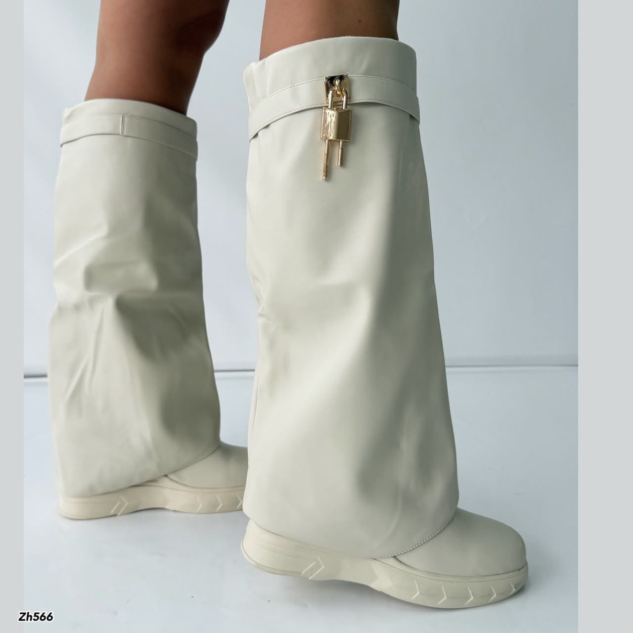 Bota caña alta beige doblez detalle dorado tacon corrido 8cm HX3090-C1481